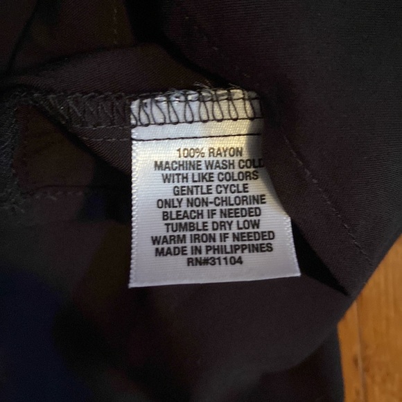 Crown & Ivy Women’s Split-Neck Peasant Top - Picture 8 of 9